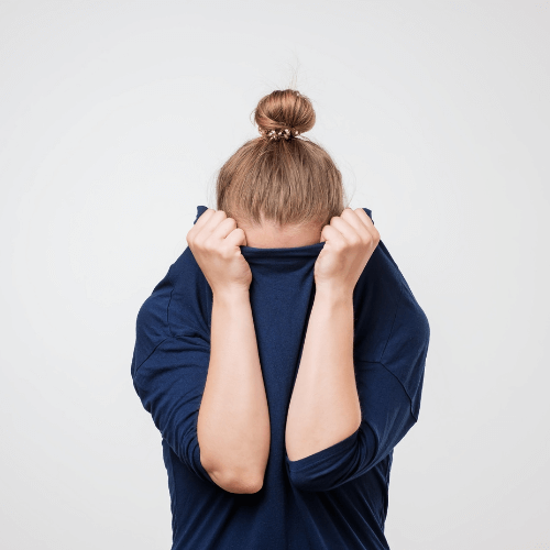 Frau ist depressiv durch hormonelles Ungleichgewicht